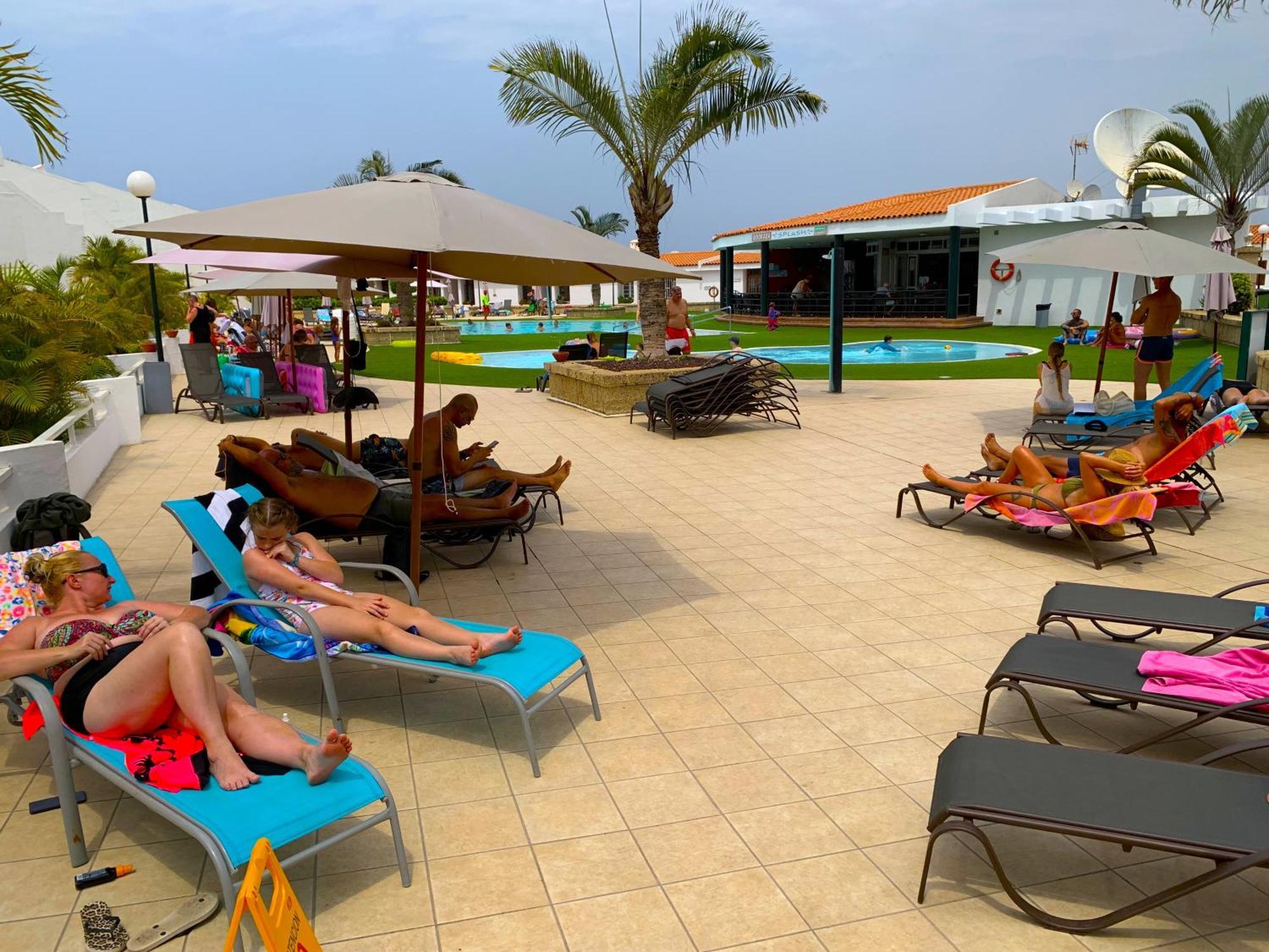 Ocean Breeze And Seaview Resort Адехе Екстериор снимка